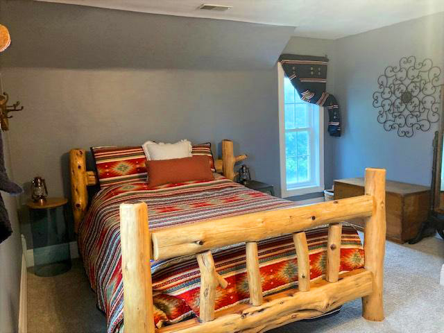 Queen Bed Room at Gratny Livestock